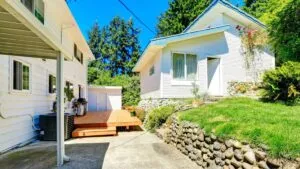 Backyard accessory dwelling unit next to main house – ADUs 101 guide for homeowners, realtors, and contractors